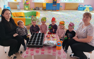 Воспитанники Первой группы «Б» раннего возраста «Радуга» побывали в роли маленьких садоводов Воспитанники Первой группы «Б» раннего возраста «Радуга» побывали в роли маленьких садоводов.